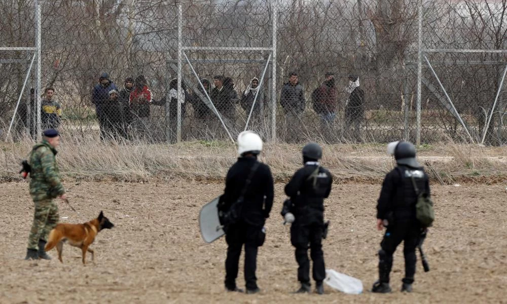 Bίντεο: Πάνοπλοι Έλληνες ''μία ανάσα'' από Τούρκους στρατιώτες- Κυβέρνηση: ''Τέλος τα επιδόματα στους μετανάστες''
